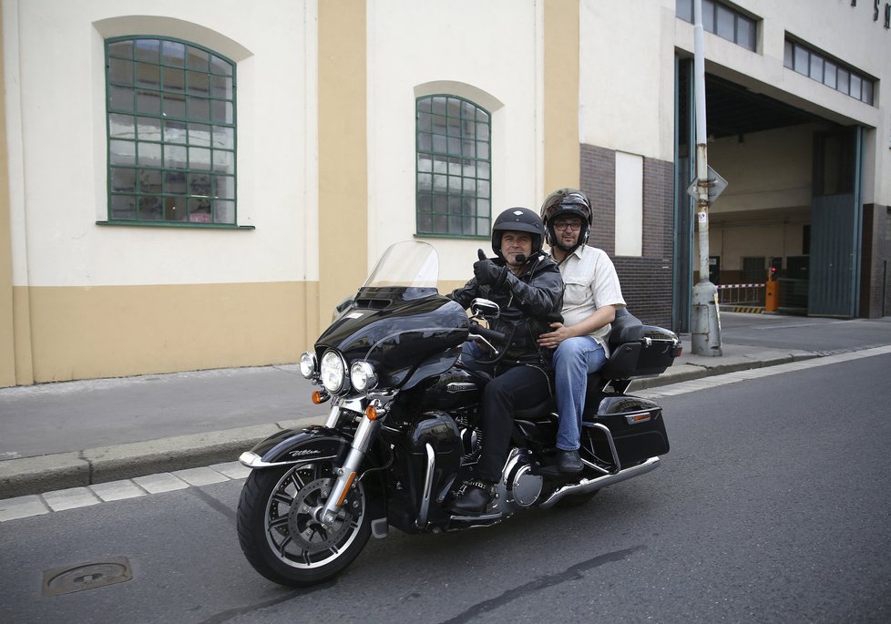 Jakub Smolík miluje motorky.