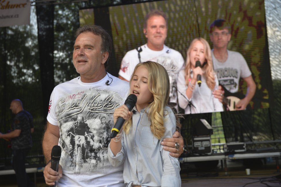 Se svou dcerkou zpíval Jakub Smolík už dříve.