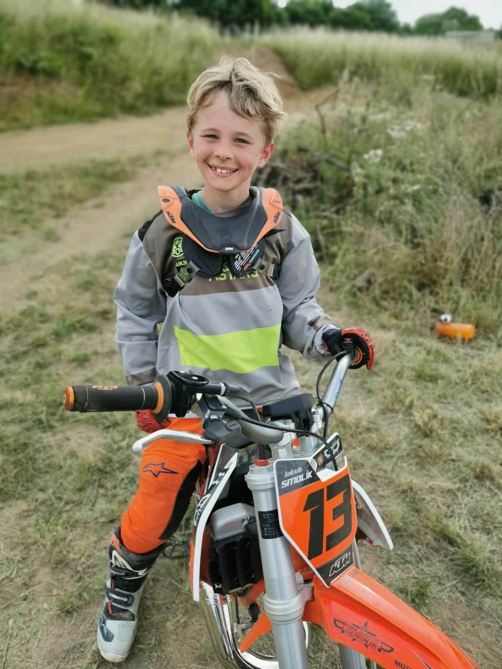 Malý Jakub Smolík, syn zpěváka Jakuba Smolíka, má pro strach uděláno. Závadí ve freestyle motocrossu.