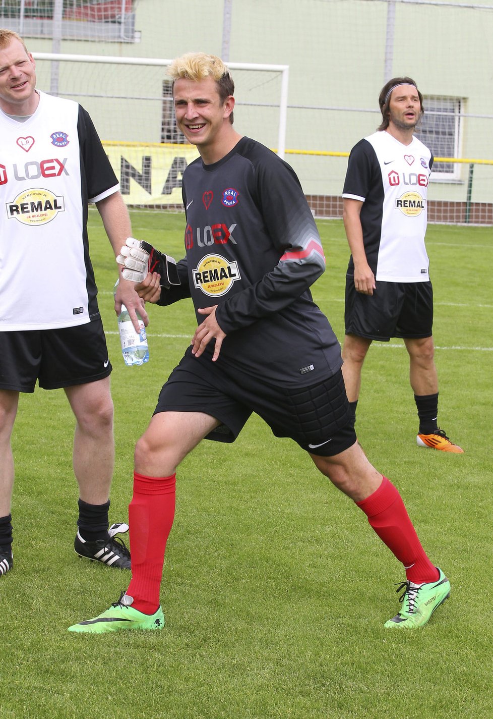 Hvězda Ulice Jakub Štáfek ukázal ve Varech blond kštici.