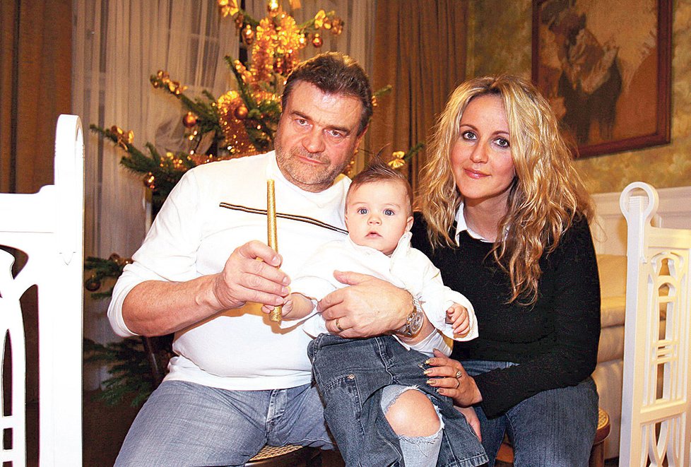 Kubík s tatínkem Karlem a maminkou Vendulou v prosinci roku 2005