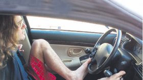 Jakub Tomeš ve voze autoškoly. Nohou dokáže otočit i klíčkem v zapalování.