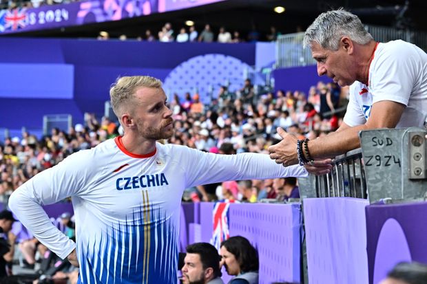Vadlejch v debatě se svým trenérem a bývalým skvělým oštěpařem Janem Železným Vadlejch v debatě se svým trenérem a bývalým skvělým oštěpařem Janem Železným