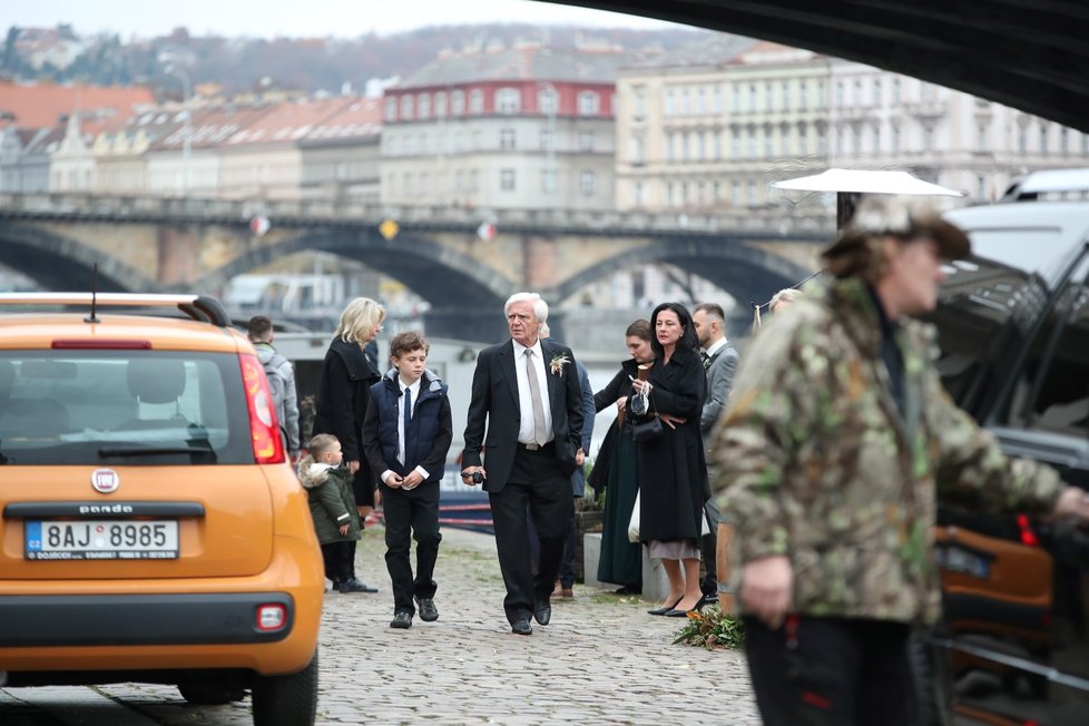 Svatba Jakuba Vágnera s rybářkou Claudií se odehrála uprostřed Prahy na Vltavě.