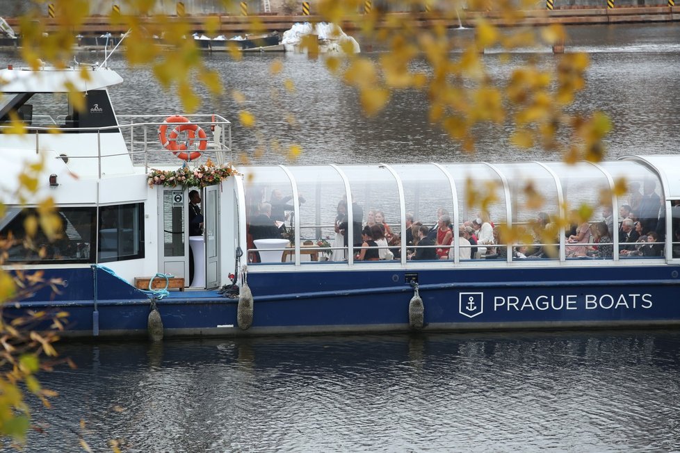 Svatba Jakuba Vágnera s rybářkou Claudií se odehrála uprostřed Prahy na Vltavě.