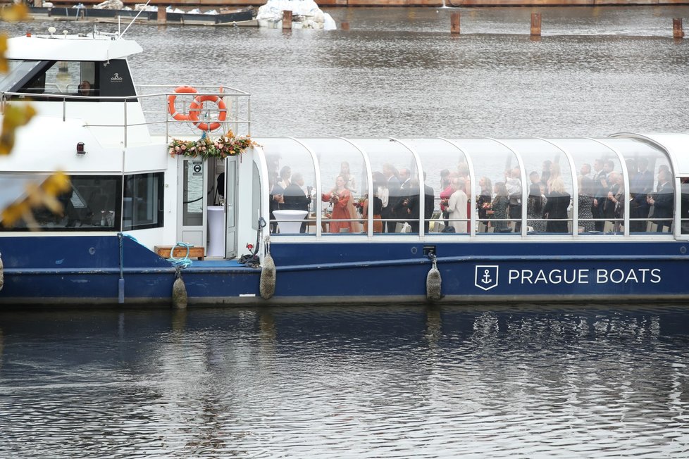 Svatba Jakuba Vágnera s rybářkou Claudií se odehrála uprostřed Prahy na Vltavě.