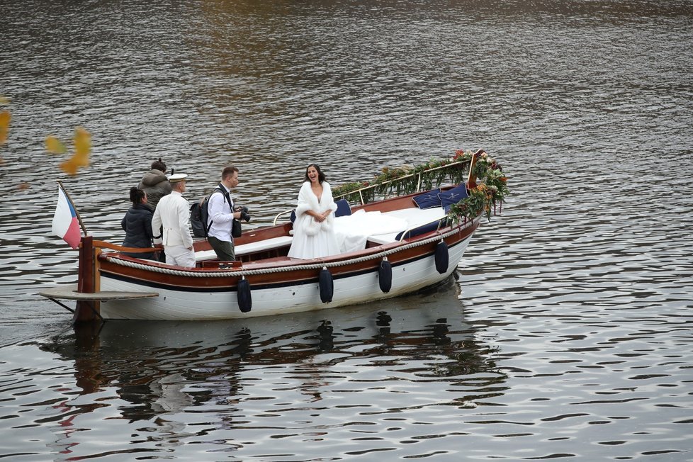 Svatba Jakuba Vágnera s rybářkou Claudií se odehrála uprostřed Prahy na Vltavě.