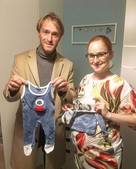 Jakub Vágner dal těhotné sestře Tereze Vágnerové pro miminko své dětské oblečky.