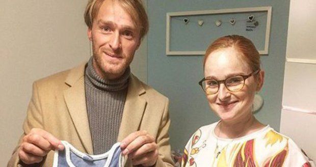 Jakub Vágner dal těhotné sestře Tereze Vágnerové pro miminko své dětské oblečky.