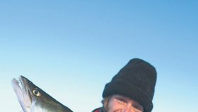 Jakub Vágner ukazuje úctyhodného candáta, kterého vylovil v zimě. Při rybaření na ledu je potřeba mít nejen správný prut, ale také vybavení pro případ propadnutí.