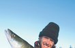 Jakub Vágner ukazuje úctyhodnou štiku, kterou vylovil v zimě. Při rybaření na ledu je potřeba mít nejen správný prut, ale také vybavení pro případ propadnutí.