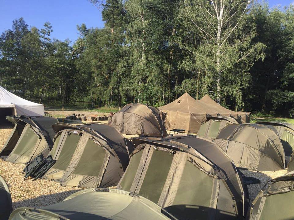V těchto stanech děti na táboře spí.