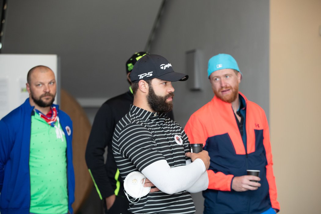 Bbývalý fotbalista Tomáš Ujfaluši, hokejista Radko Gudas a jeho bývalý parťák v sestavě Flyers Jakub Voráček