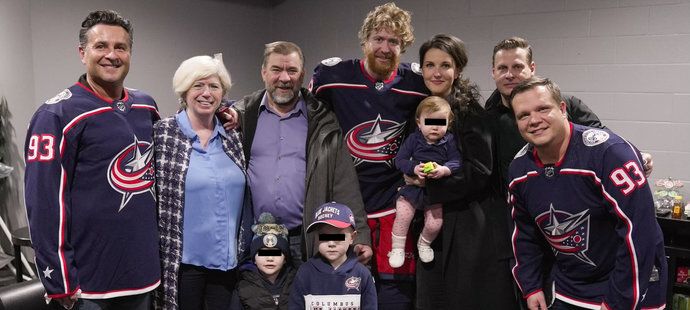 Český hokejista Jakub Voráček ukázal svou rodinu při příležitosti oslavy tisícího utkání v NHL.