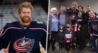 Oslavenec Voráček při ceremoniálu k 1000. zápasu v NHL: Konečně ukázal celou rodinku!