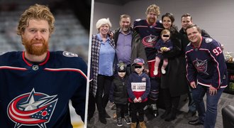 Oslavenec Voráček při ceremoniálu k 1000. zápasu v NHL: Konečně ukázal celou rodinku! Oslavenec Voráček při ceremoniálu k 1000. zápasu v NHL: Konečně ukázal celou rodinku!