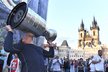 Hurá na Staromák! Vrána protáhl Stanley Cup centrem Prahy