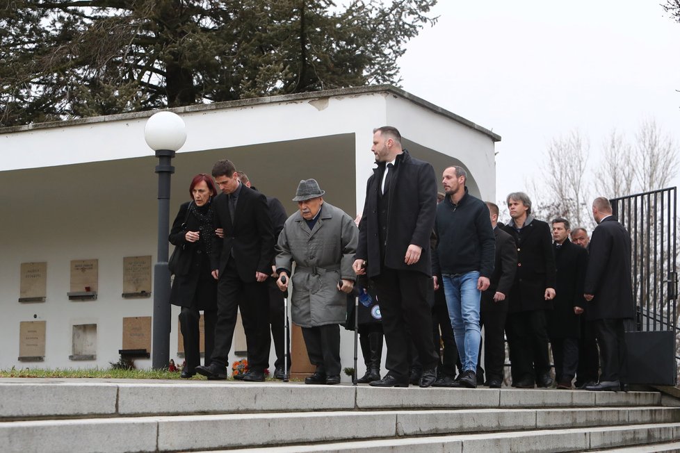 Pohřeb Jakuba Zedníčka v brněnském krematoriu: Rodina přichází