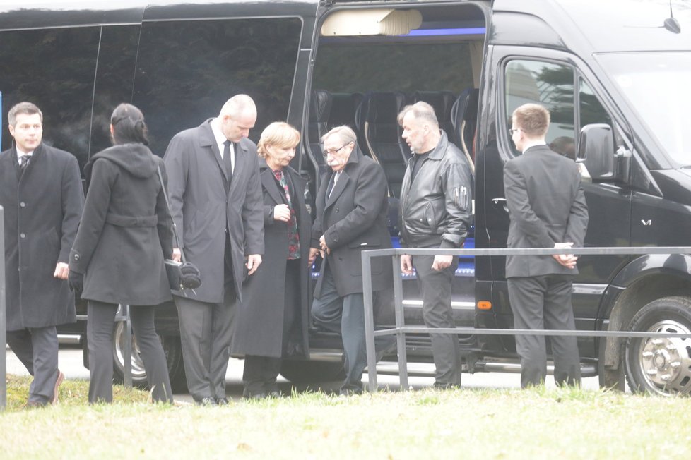 Pohřeb Jakuba Zedníčka v brněnském krematoriu: Pavel Zedníček a Hanka Kousalová vystupují z auta.