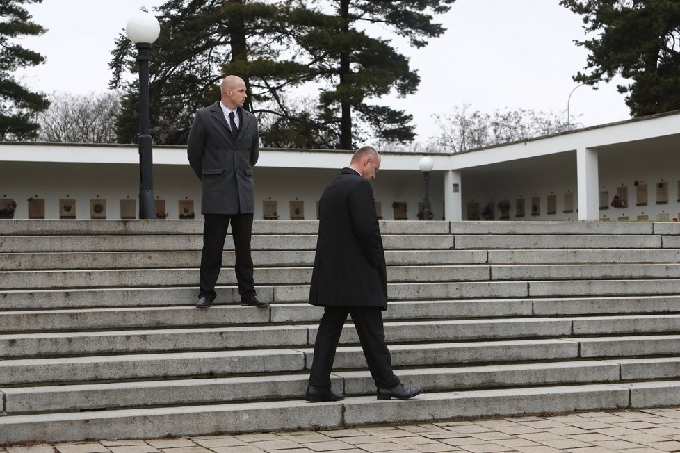 Pohřeb Jakuba Zedníčka v brněnském krematoriu: Rodina si najala ochranku