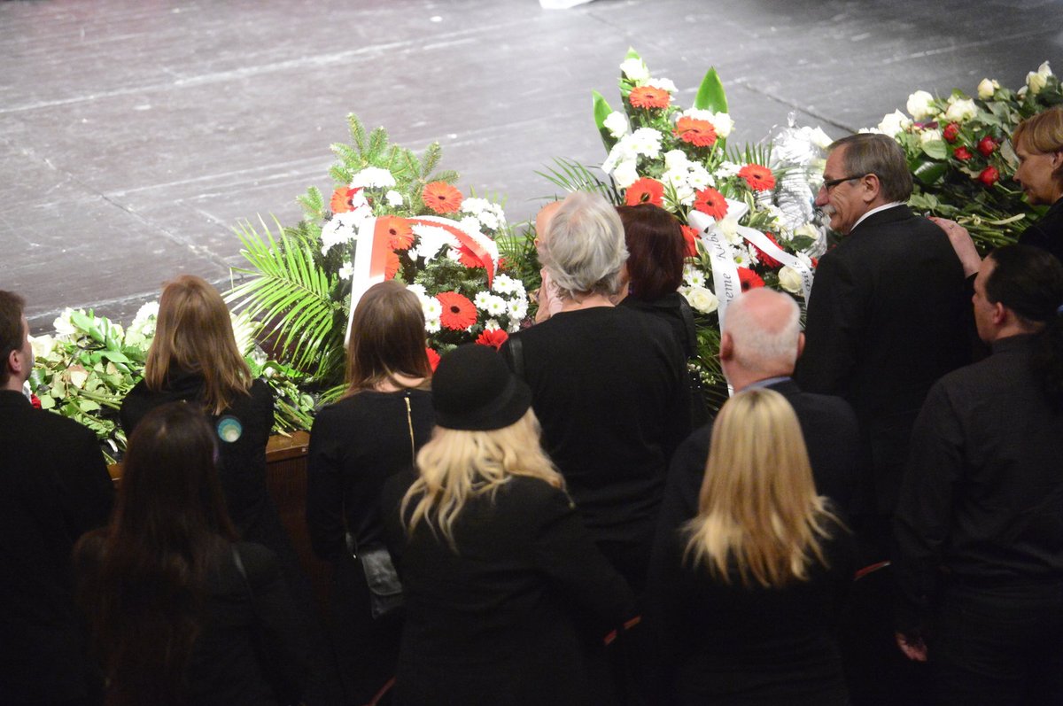 Poslední rozloučení s Jakubem Zedníčkem: V první řadě Jakubova sestra Adéla s jeho dcerkou Mayou, maminka Jakuba, jeho strýc Pavel Zedníček s manželkou Hankou Kousalovou