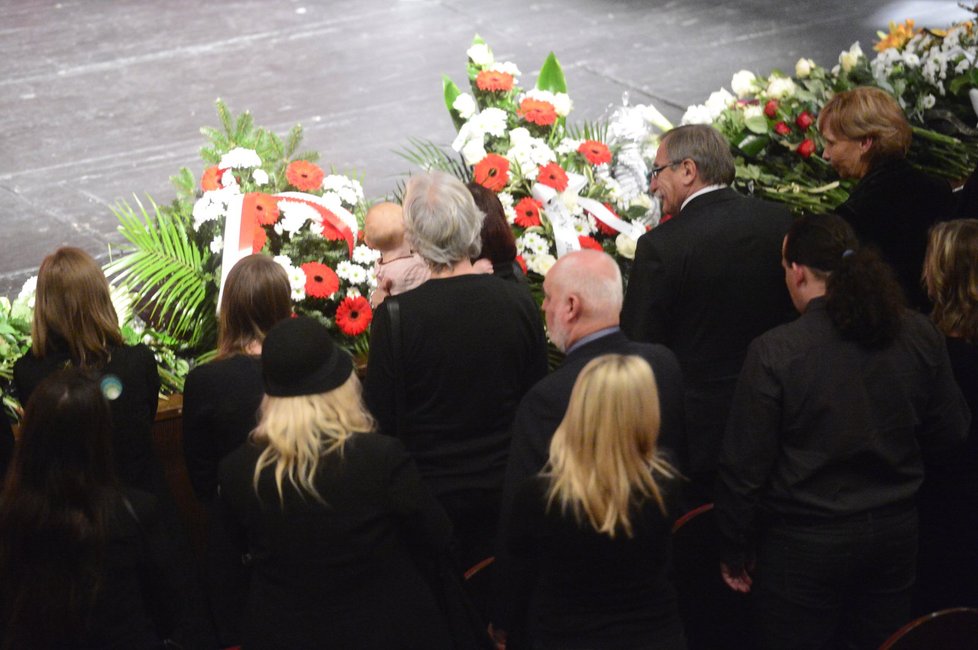 Poslední rozloučení s Jakubem Zedníčkem: V první řadě sestra Jakuba Adéla s jeho dcerkou Mayou, maminka Jakuba a jeho strýc Pavel Zedníček s manželkou Hankou Kousalovou