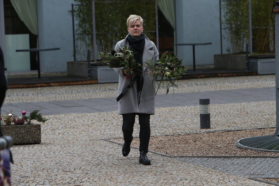 Smuteční hosté přicházejí na poslední rozloučení s Jakubem Zedníčkem