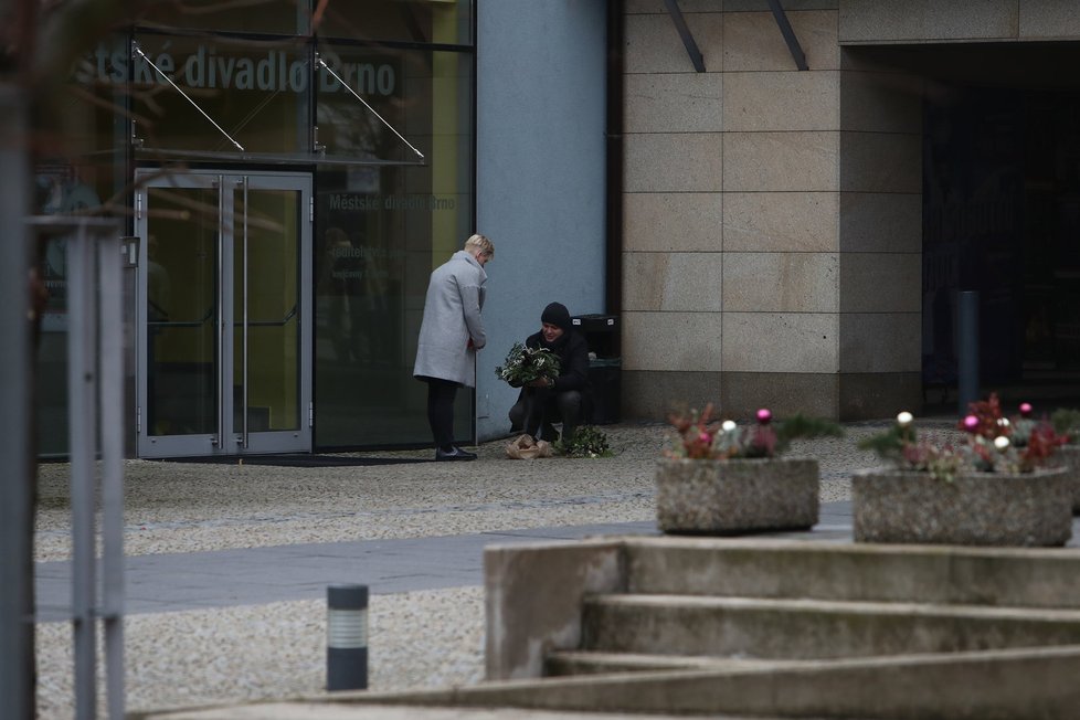 Smuteční hosté přicházejí na poslední rozloučení s Jakubem Zedníčkem