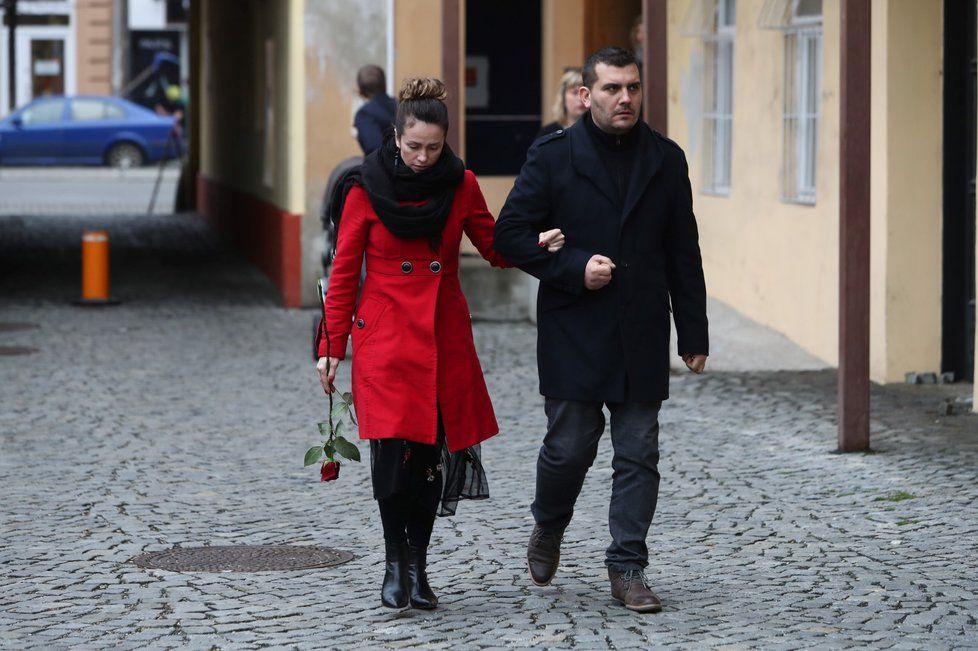 Smuteční hosté přicházejí na poslední rozloučení s Jakubem Zedníčkem