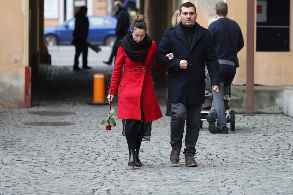 Smuteční hosté přicházejí na poslední rozloučení s Jakubem Zedníčkem