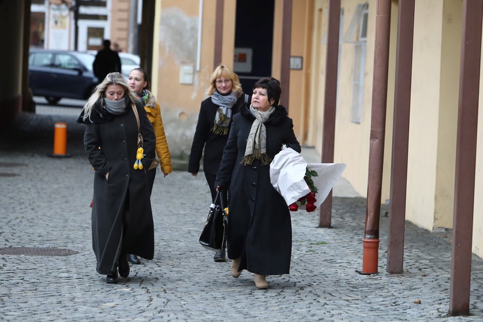 Smuteční hosté přicházejí na poslední rozloučení s Jakubem Zedníčkem