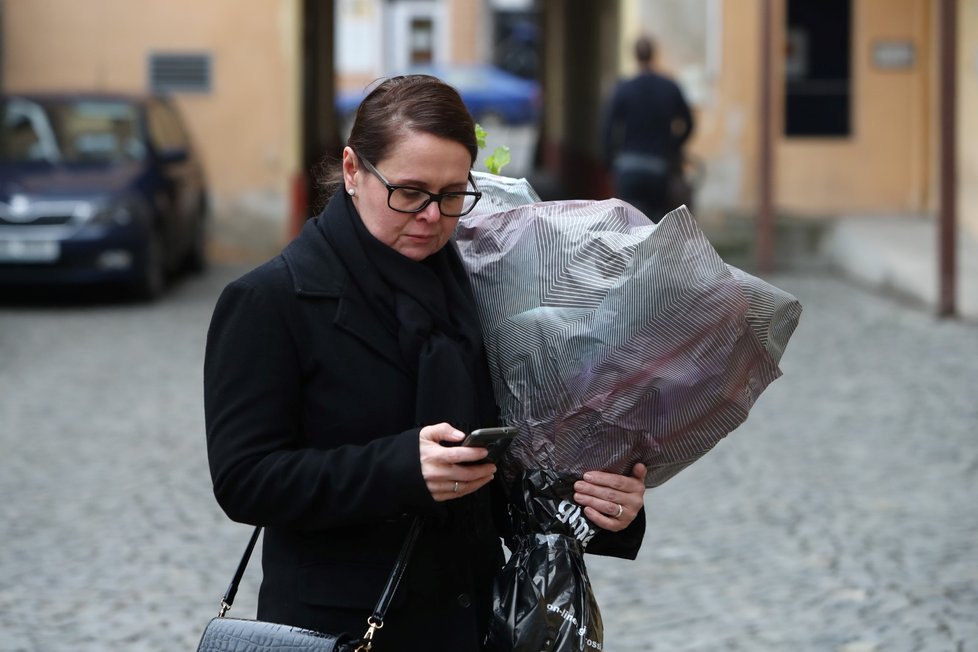 Smuteční hosté přicházejí na poslední rozloučení s Jakubem Zedníčkem