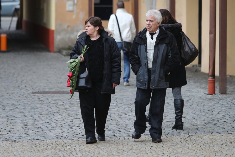 Smuteční hosté přicházejí na poslední rozloučení s Jakubem Zedníčkem