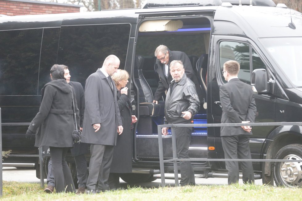 Pohřeb Jakuba Zedníčka v brněnském krematoriu: Pozůstalí vystupují z auta.