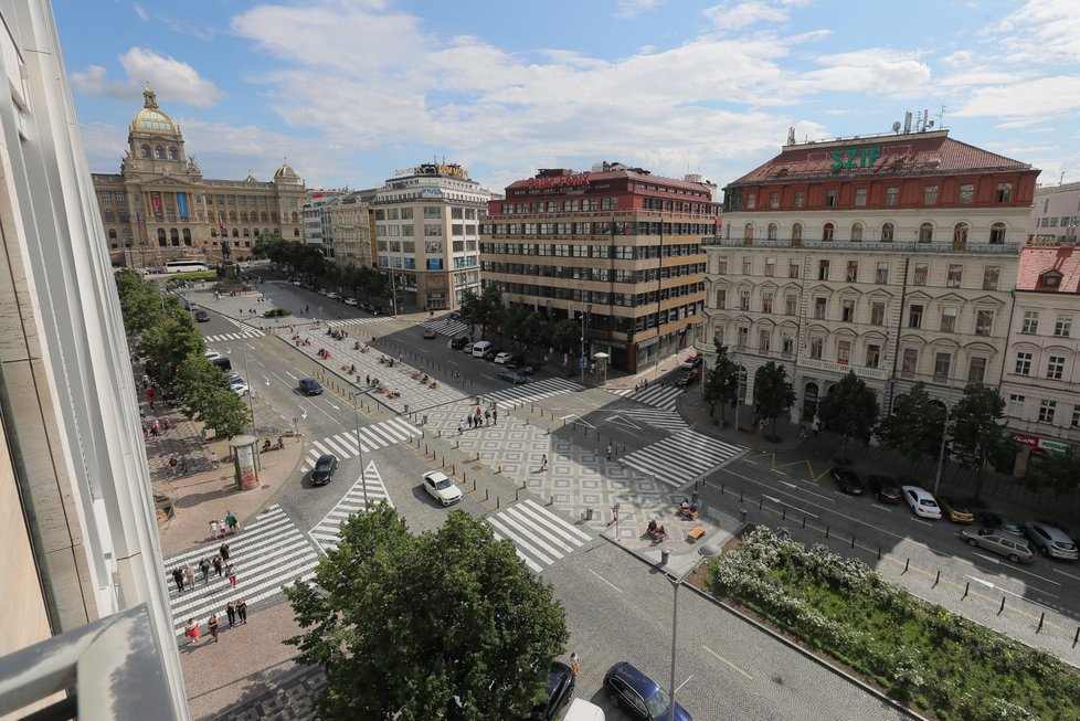 Pohled na Václavské náměstí z jednoho z pokojů v Hotelu Jalta