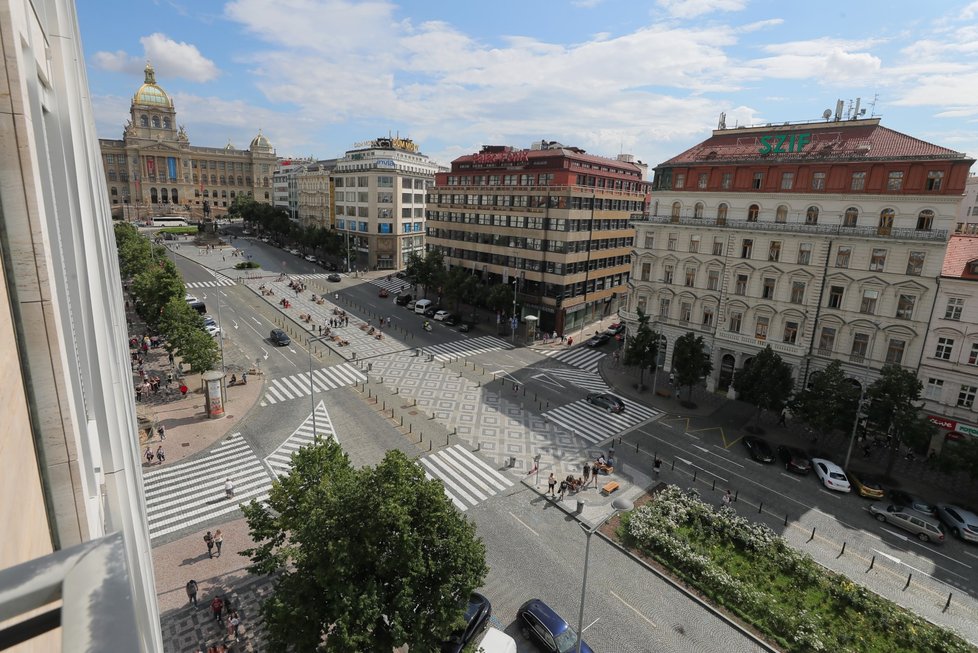 Pohled na Václavské náměstí z jednoho z pokojů v Hotelu Jalta