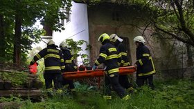 Muž (57) spadl do jámy za domem v Pocinovicích na Domažlicku a zůstal v ní několik dní, než ho zachránili sousedé a hasiči.