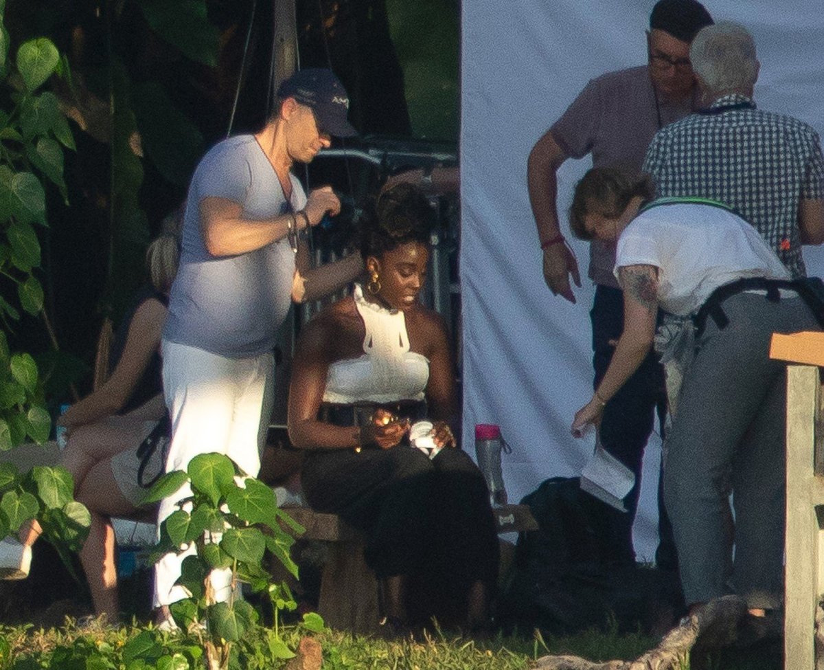 Lashana Lynch během natáčení