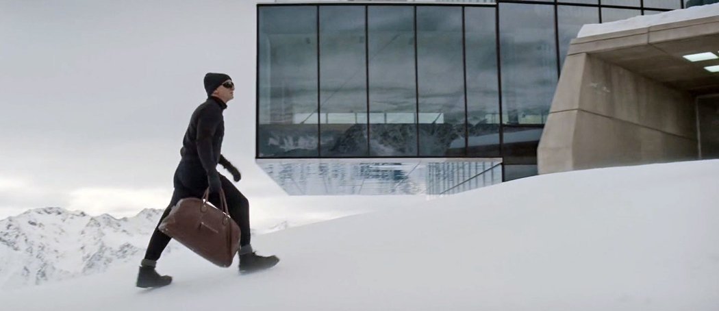 Klinika Hoffler, na kterou Daniel Craig alias 007 během pátrání zavítá, je ve skutečnosti luxusní restaurace Ice Q u horní stanice lanovky na vrchol hory Gaislachkogl v nadmořské výšce 3048 m. Účinkování v bondovce znásobilo její atraktivitu a bez rezervace se nenajíte. Hned vedle byl ve skále vybudován komplex 007 Elements, jediná stálá expozice věnovaná Jamesi Bondovi. Vstupné činí 22 eur (560 Kč).