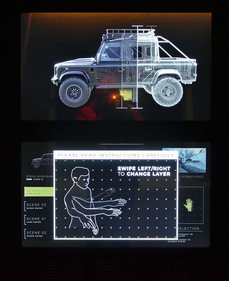 Expozice je v duchu bondovek plná hightech hračiček. Například si stoupnete před obrazovku a gesty rukou ovládáte interaktivní představení aut. Můžete je zrentgenovat nebo si pustit scény, ve kterých hrají.