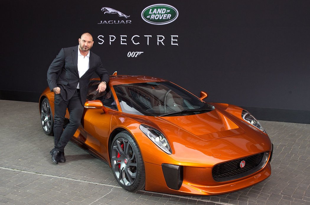 Ve strhující honičce nočním Římem hraje krásný Jaguar C-X75, jehož výroba byla na poslední chvíli zrušena. Automobilka postavila pro film sedm kusů, jeden byl v listopadu 2019 nabídnut v aukci. V Söldenu bohužel najdeme jen umělecké a digitální ztvárnění vzácného modelu představující umělou inteligenci a hybridní ústrojí supersportu.