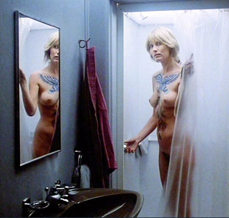 Maud Adams, Bond girl z Chobotničky a z Muže se zlatou zbraní, se svlékla ve filmu Tetování (1981)