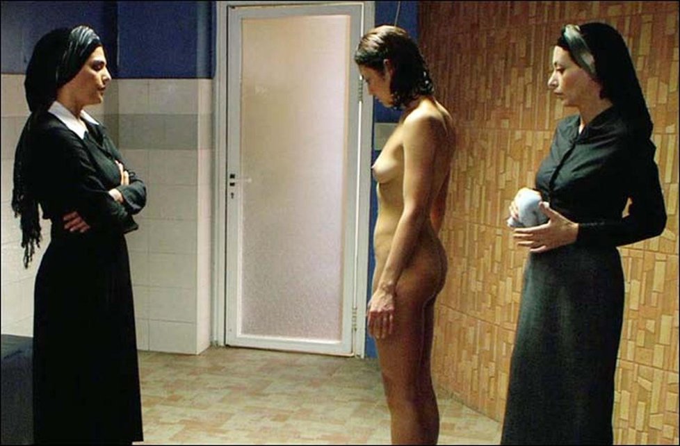 Olga Kurylenko ve filmu Kirot se nechala svléknout úplně celá.