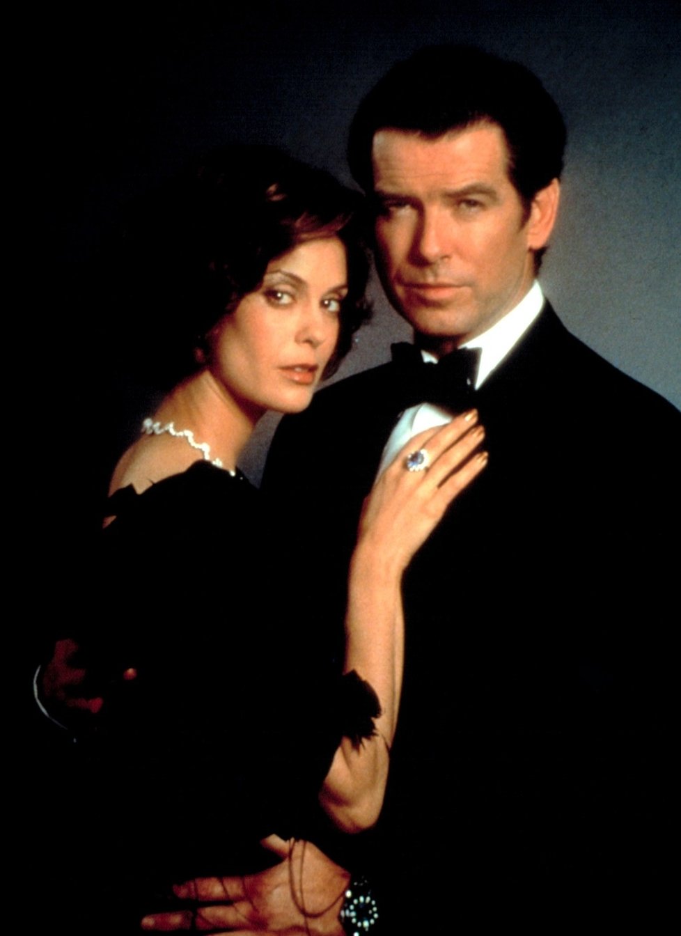 Teri Hatcher a Pierce Brosnan v bondovce Zítřek nikdy neumírá.