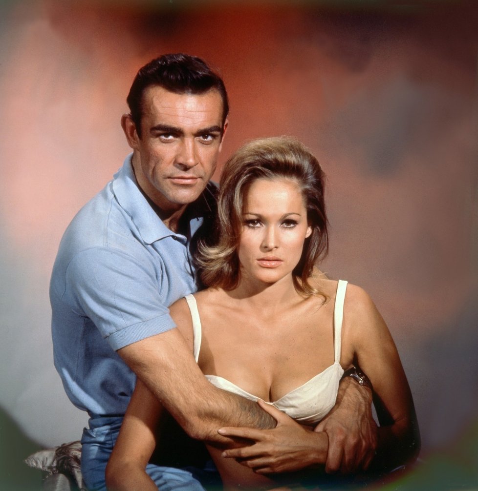 Sean Connery a Ursula Andress v bondovce Doktor No.