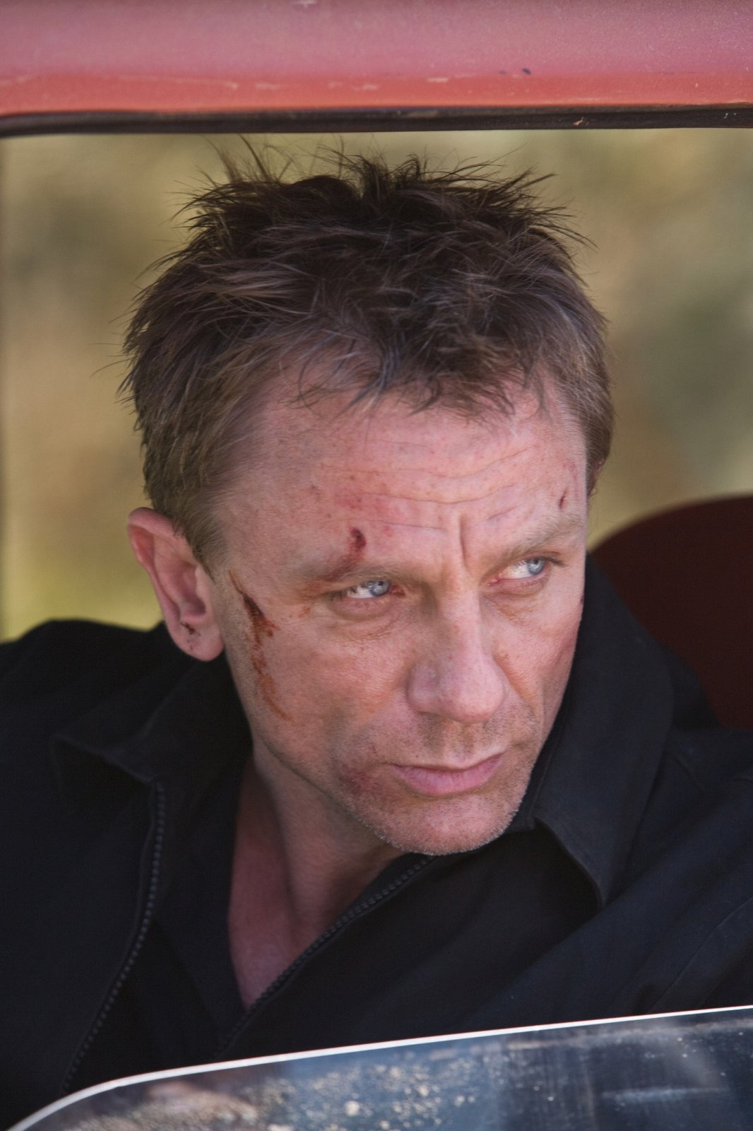 Z natáčení Bonda si odnesl Daniel Craig i několik nepříjemných zranění.