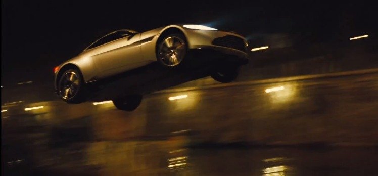 Bondův nový vůz Aston Martin DB10 byl navržen a zhotoven jen pro tento film.