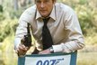 Roger Moore při natáčení bondovky Žít a nechat zemřít (1973)