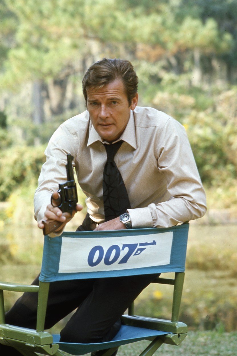 Roger Moore při natáčení bondovky Žít a nechat zemřít (1973)