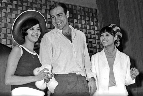 Sean Connery obklopen krásnými ženami.